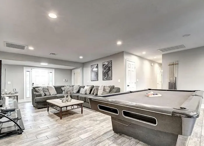9 Large Bedrooms Private Pool Pool Table Holiday home Phoenix