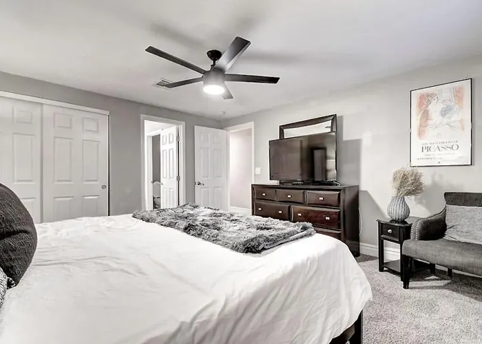 9 Large Bedrooms Private Pool Pool Table *